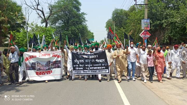 ਚੰਡੀਗੜ੍ਹ: ਸੰਯੁਕਤ ਕਿਸਾਨ ਮੋਰਚੇ ਦੇ ਸੱਦੇ 'ਤੇ 'ਸੰਪੂਰਨ ਕ੍ਰਾਂਤੀ ਦਿਹਾੜਾ' (ਕਿਸਾਨ ਮੁਕਤੀ ਦਿਵਸ) ਮਨਾਉਂਦਿਆਂ ਪੰਜਾਬ ਦੀਆਂ 32 ਕਿਸਾਨ-ਜਥੇਬੰਦੀਆਂ ਵੱਲੋਂ 250 ਦੇ ਕਰੀਬ ਥਾਵਾਂ 'ਤੇ ਕੇਂਦਰ-ਸਰਕਾਰ ਖ਼ਿਲਾਫ਼ ਰੋਸ-ਪ੍ਰਦਰਸ਼ਨ ਕੀਤੇ ਗਏ।