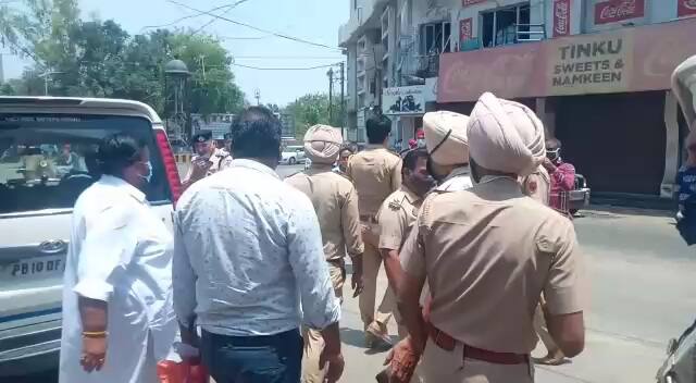 ਦਰਅਸਲ, ਭਾਜਪਾ ਯੁਵਾ ਮੋਰਚਾ ਨੇ ਪੰਜਾਬ ਸਰਕਾਰ ਵੱਲੋਂ ਵੈਕਸੀਨ ਨਿੱਜੀ ਹਸਪਤਾਲਾਂ ਨੂੰ ਦੇਣ ਵਾਲੇ ਮਾਮਲੇ 'ਤੇ ਰੋਸ ਪ੍ਰਗਟਾਉਣਾ ਸੀ।