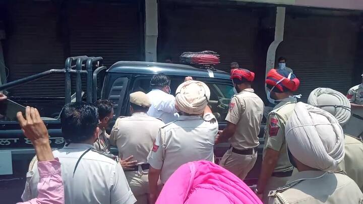 ਕਿਸਾਨ ਯੂਨੀਅਨ ਦੇ ਬੁਲਾਰਿਆਂ ਨੇ ਕਿਹਾ ਕਿ ਭਾਜਪਾ ਵਾਲੇ ਸਿਰਫ ਸੁਰਖੀਆਂ ਬਟੋਰਨ ਆਏ ਹਨ ਹੋਰ ਕੁੱਝ ਨਹੀਂ। ਉਨ੍ਹਾਂ ਕਿਹਾ ਕਿ ਅਸੀਂ ਇਨ੍ਹਾਂ ਦਾ ਵਿਰੋਧ ਕਰਨ ਆਏ ਹਾਂ ਅਤੇ ਇਨ੍ਹਾਂ ਨੂੰ ਅਸੀਂ ਘਰੋਂ ਬਾਹਰ ਨਹੀਂ ਨਿਕਲਣ ਦੇਣਾ, ਜਿੱਥੇ ਵੀ ਕੋਈ ਪ੍ਰੋਗਰਾਮ ਕਰਨਗੇ ਉੱਥੇ ਇਨ੍ਹਾਂ ਦਾ ਇਵੇਂ ਹੀ ਵਿਰੋਧ ਹੋਵੇਗਾ।