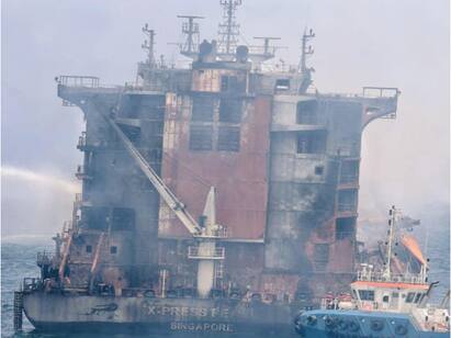 mv x press ship environmentalists sue srilankan government ரசாயனக் கசிவு குறித்து தெரிந்தும் ஏன் கண்டுகொள்ளவில்லை? - இலங்கை கப்பல் விவகாரத்தில் கொதிக்கும் சுற்றுச்சூழல் ஆர்வலர்கள்