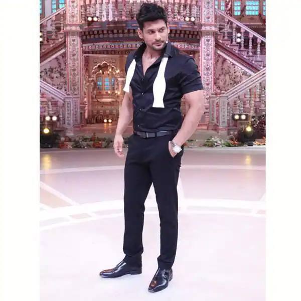 'डांस दीवाने 3' के मंच पर सिद्धार्थ शुक्ला ब्लैक शर्ट और पैंट में पहुंचे. वह काफी डैशिंग दिख रहे थे.
