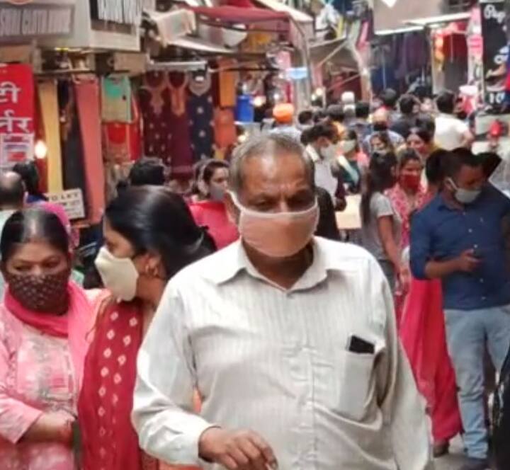 ਪੁਲਿਸ ਵੀ ਲੋਕਾਂ ਤੋਂ ਪਰੇਸ਼ਾਨ ਹੋ ਗਈ ਹੈ ਅਤੇ ਲੋਕਾਂ ਨੂੰ ਅਪੀਲ ਕਰ ਰਹੀ ਹੈ ਕਿ ਉਹ ਬੇਵਜਾਹ ਘਰਾਂ ਬਾਹਰ ਨਾ ਨਿਕਣ।