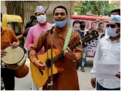 गिटार बजाकर, गाना गाकर AAP विधयाक गली-गली लोगों से कह रहे हैं 'लगाओ भाई टीका'