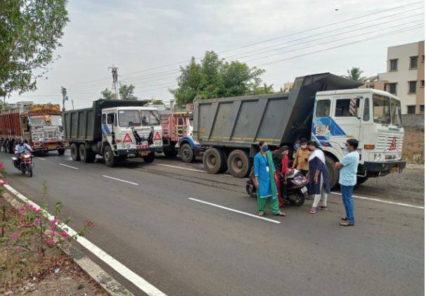 BJP corporator accused Mahila Talathi of beating her In Nandurbar, dispute over blocking a sand truck नंदुरबारमध्ये भाजप नगरसेवकावर महिला तलाठी यांना मारहाण केल्याचा आरोप, वाळूचा ट्रक अडवल्याने वाद