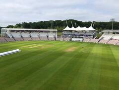 அங்கே என்ன தெரிகிறது? டெஸ்ட் சாம்பியன்ஷிப் கோப்பையா? - மைதானமும் வீரர்களும்!