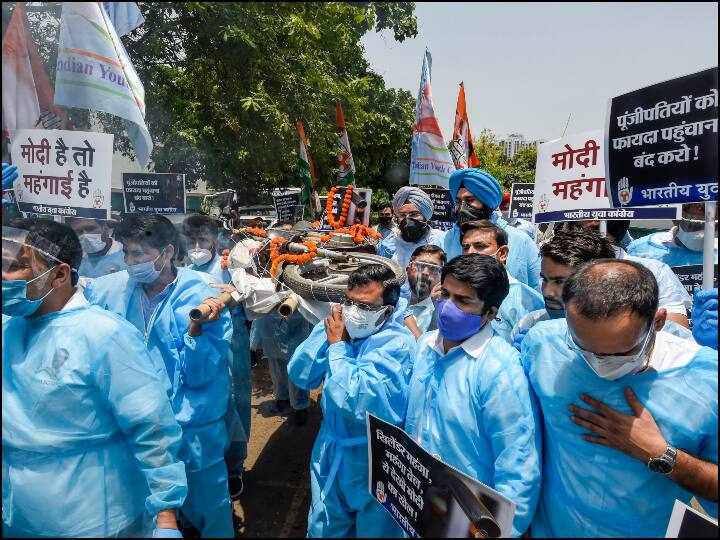 पेट्रोल-डीज़ल की बढ़ती कीमतों के खिलाफ सड़कों पर उतरे यूथ कांग्रेस के कार्यकर्ता, PPE किट पहनकर किया प्रदर्शन
