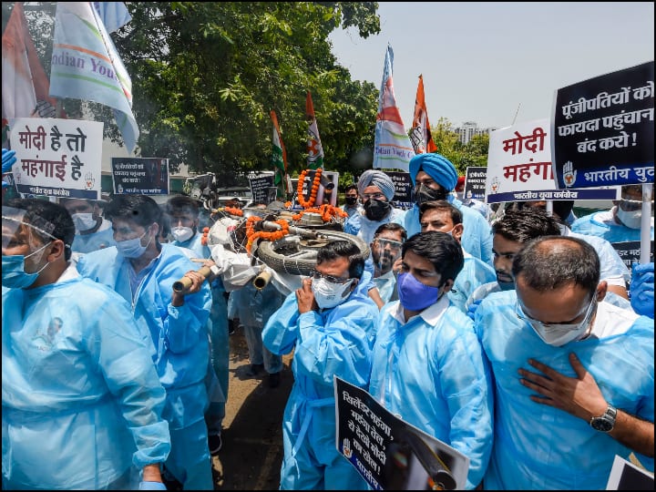 Youth Congress Workers protest against Petrol diesel price hike पेट्रोल-डीज़ल की बढ़ती कीमतों के खिलाफ सड़कों पर उतरे यूथ कांग्रेस के कार्यकर्ता, PPE किट पहनकर किया प्रदर्शन