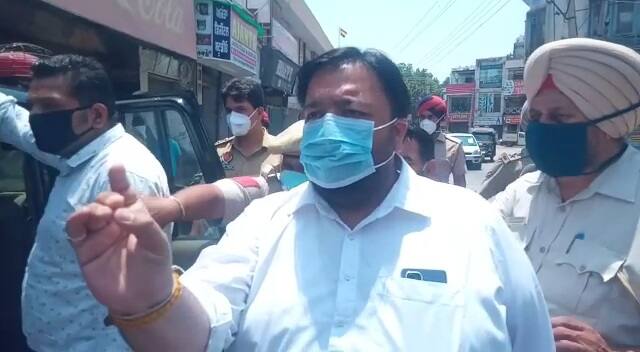 ਉੱਧਰ, ਪ੍ਰਦਰਸ਼ਨ ਕਰਨ ਆਏ ਯੁਵਾ ਮੋਰਚਾ ਦੇ ਆਗੂ ਨੇ ਕਿਹਾ ਕਿ ਕਿਸਾਨ ਇੰਨੀ ਵੱਡੀ ਗਿਣਤੀ ਵਿੱਚ ਪ੍ਰਦਰਸ਼ਨ ਕਰ ਰਹੇ ਹਨ ਉਨ੍ਹਾਂ ਉੱਪਰ ਕੋਈ ਕਾਰਵਾਈ ਨਹੀਂ ਤਾਂ ਸਾਡੇ ਦੋ ਬੰਦਿਆਂ ਨੂੰ ਹਿਰਾਸਤ ਵਿੱਚ ਲਿਆ ਜਾ ਰਿਹਾ ਹੈ।