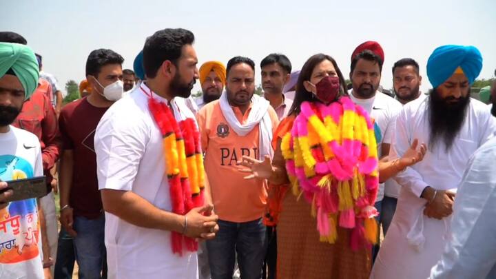 ਨਵਜੋਤ ਕੌਰ ਸਿੱਧੂ ਨੇ ਕਿਹਾ ਕੈਪਟਨ ਅਮਰਿੰਦਰ ਸਿੰਘ ਪ੍ਰਾਈਵੇਟ ਹਸਪਤਾਲਾਂ ਨੂੰ ਆਕਸੀਜ਼ਨ ਵੇਚ ਰਹੇ ਹਨ ਜੋ ਕਿ ਕਾਲਾਬਾਜ਼ਾਰੀ ਹੈ। ਮੁਨਾਫਾ ਕਮਾਉਣ ਦੇ ਲਈ ਇਹ ਸਭ ਕੁਝ ਕੀਤਾ ਜਾ ਰਿਹਾ ਹੈ ਤੇ ਹਰ ਪਾਸੇ ਹੀ ਨਾਜਾਇਜ਼ ਬਿਲਡਿੰਗਾਂ ਕਾਰਪੋਰੇਸ਼ਨ ਦੇ ਅਧਿਕਾਰੀ ਬਣਵਾ ਰਹੇ ਹਨ ਜੋ ਕਿ ਇੱਕ ਵੱਡੀ ਕਾਲਾਬਾਜ਼ਾਰੀ ਕੀਤੀ ਜਾ ਰਹੀ ਹੈ।