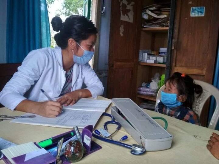 3-yr-old Girl from Nagaland visits doctor by herself while parents were at work லேசாக சளி..  மாஸ்கை மாட்டிக்கொண்டு மருத்துவரை பார்க்க தனியாக சென்ற 3 வயது சிறுமி - வைரல் போட்டோ!