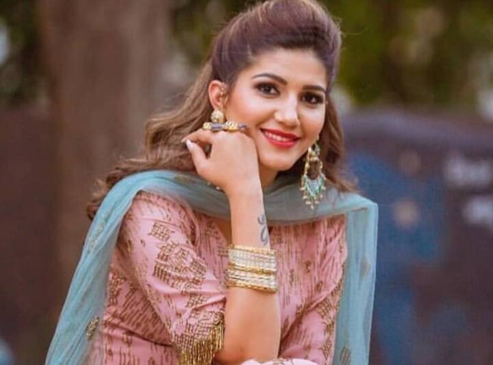 असल में सपना ने साल 2016 में गुड़गांव में एक परफॉर्मेंस दी थी. इस दौरान सपना के एक गाने पर विवाद खड़ा हो गया था, आरोप लगे थे कि यह गाना जातिवाद को बढ़ावा देता है. इसके बाद सिंगर के ऊपर एफआईआर तक हुई और कहते हैं चौतरफा निंदा और कानूनी पचड़े के डर से सपना ने सुसाइड करने का प्रयास किया था.