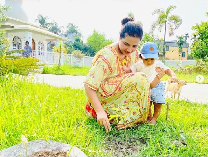 সবুজে ঘেরা লনে ছেলেকে কোলে নিয়ে বসে শুভশ্রী গঙ্গোপাধ্যায়। ছোট্ট ইউভানের সঙ্গে বিশ্ব পরিবেশ দিবস পালন করলেন অভিনেত্রী। সোশ্যাল মিডিয়ায় শেয়ার করলেন ছবিও।