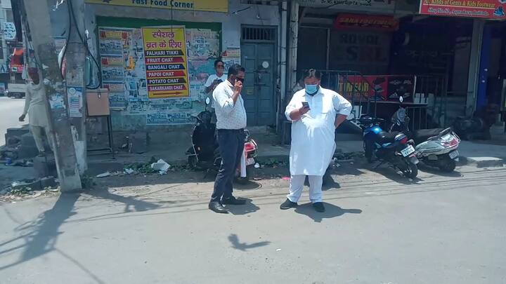 ਪੁਲਿਸ ਨੇ ਮੌਕਾ ਸੰਭਾਲਦਿਆਂ ਪ੍ਰਦਰਸ਼ਨ ਕਰਨ ਆਏ ਭਾਜਪਾ ਯੁਵਾ ਮੋਰਚਾ ਦੇ ਦੋ ਕਾਰਕੁੰਨਾਂ ਨੂੰ ਹਿਰਾਸਤ ਵਿੱਚ ਲਿਆ ਹੈ।