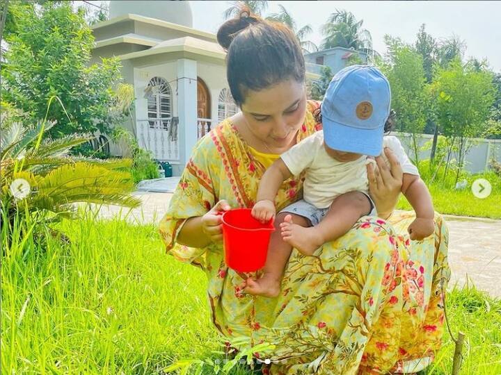 আজ সোশ্যাল মিডিয়ায় পোস্ট করা এই ছবিগুলিতে দেখা যায়, একটি চারাগাছ রোপণ করেন শুভশ্রী ও ইউভান। রোপণ করার পর জলও দেন তাতে।