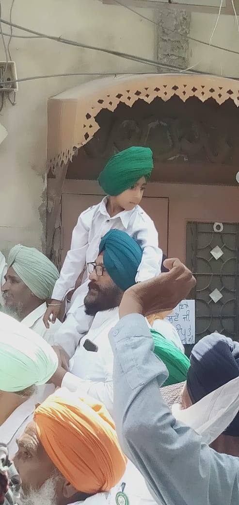 ਵੱਖ-ਵੱਖ ਥਾਈਂ ਸੰਬੋਧਨ ਕਰਦਿਆਂ ਕਿਸਾਨ-ਆਗੂਆਂ ਨੇ ਕਿਹਾ ਕਿ ਕੇਂਦਰੀ ਖੇਤੀ ਕਾਨੂੰਨ ਜਿੰਨੇ ਕਿਸਾਨਾਂ ਲਈ ਮਾਰੂ ਹਨ, ਉਂਨੇ ਹੀ ਇਹ ਰੋਜ਼ ਕਮਾ ਕੇ ਖਾਣ ਵਾਲੇ ਮਜ਼ਦੂਰਾਂ ਦੇ ਵੀ ਵਿਰੋਧੀ ਹਨ। ਇਨ੍ਹਾਂ ਨਾਲ ਕਾਰਪੋਰੇਟਸ ਦੀ ਮਾਲਕੀ ਵਾਲੀਆਂ ਮੰਡੀਆਂ ਪੈਦਾ ਹੋਣਗੀਆਂ ਜਿਨ੍ਹਾਂ ਵਿੱਚ ਮਸ਼ੀਨਾਂ ਦੀ ਭਰਮਾਰ ਹੋਵੇਗੀ ਅਤੇ ਰੁਜ਼ਗਾਰ ਬਹੁਤ ਬੁਰੀ ਤਰ੍ਹਾਂ ਪ੍ਰਭਾਵਿਤ ਹੋਵੇਗਾ। ਹਜ਼ਾਰਾਂ ਦੀ ਗਿਣਤੀ ਵਿੱਚ ਮਜ਼ਦੂਰ ਦਿਹਾੜੀਦਾਰ, ਪੱਲੇਦਾਰ, ਰੇਹੜੀਆਂ ਫੜ੍ਹੀਆਂ ਵਾਲੇ ਅਤੇ ਚਾਹਾਂ ਦੇ ਖੋਖਿਆਂ ਵਾਲਿਆਂ ਹੱਥੋਂ ਰੁਜ਼ਗਾਰ ਖੋਹਿਆ ਜਾਵੇਗਾ। ਆੜ੍ਹਤੀਆਂ ਦੇ ਨਾਲ ਮੁਨੀਮੀ ਕਰਦੇ ਸੈਂਕੜੇ ਨੌਜਵਾਨ ਵਿਹਲੇ ਹੋ ਜਾਣਗੇ। ਮਸ਼ੀਨਾਂ ਮਜ਼ਦੂਰਾਂ ਦਾ ਰੁਜ਼ਗਾਰ ਖੋਹ ਲੈਣਗੀਆਂ। ਵੱਡੇ ਪੱਧਰ ’ਤੇ ਘਰੇਲੂ ਉਦਯੋਗ ਤਬਾਹ ਹੋ ਜਾਣਗੇ। ਖੇਤੀ ਸੁਧਾਰ ਦੇ ਨਾਮ ’ਤੇ ਪਾਸ ਕਾਨੂੰਨ ਅਨਾਜ ਭੰਡਾਰ ਕਰਨ ਦੀ ਖੁੱਲ੍ਹ ਦਿੰਦੇ ਹਨ ਜੋ ਕਿ ਛੋਟੀ ਕਿਸਾਨੀ ਜਾਂ ਮਜ਼ਦੂਰਾਂ ਦੇ ਵੱਸ ਦੀ ਗੱਲ ਨਹੀਂ। ਇਸ ਨਾਲ ਸਿੱਧੇ ਰੂਪ ਵਿੱਚ ਅਨਾਜ ਭੰਡਾਰਾਂ ਉੱਪਰ ਮੁਨਾਫਾਖੋਰ ਕਾਰਪੋਰੇਟ ਘਰਾਣਿਆਂ ਦਾ ਕਬਜ਼ਾ ਹੋ ਜਾਵੇਗਾ। ਕਾਰਪੋਰੇਟਸ ਸਸਤੀਆਂ ਕੀਮਤਾਂ ’ਤੇ ਖਰੀਦੇ ਅਨਾਜ ਨੂੰ ਦੁਗਣੇ-ਚੌਗਣੇ ਰੇਟਾਂ ਉੱਪਰ ਵੇਚਣਗੇ। ਮਜ਼ਦੂਰਾਂ ਲਈ ਇਨ੍ਹਾਂ ਹਾਲਾਤ ਵਿਚ ਖਾਣ ਜੋਗਾ ਅਨਾਜ ਪ੍ਰਾਪਤ ਕਰਨਾ ਵੀ ਬਹੁਤ ਵੱਡੀ ਗੱਲ ਹੋ ਜਾਵੇਗੀ।