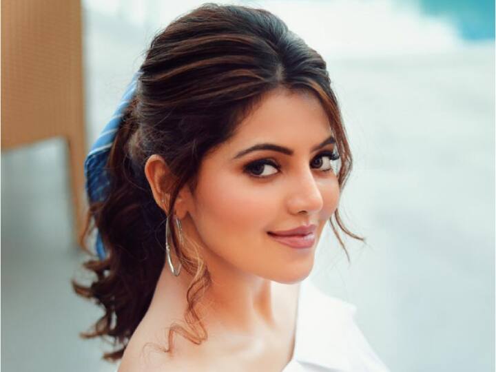 தனது கல்லூரி படிப்பை முடித்த அதுல்யா, பால்வாடி காதல் என்ற குறும்படம் மூலம் நடிப்புலகில் கால்பதித்தார்.