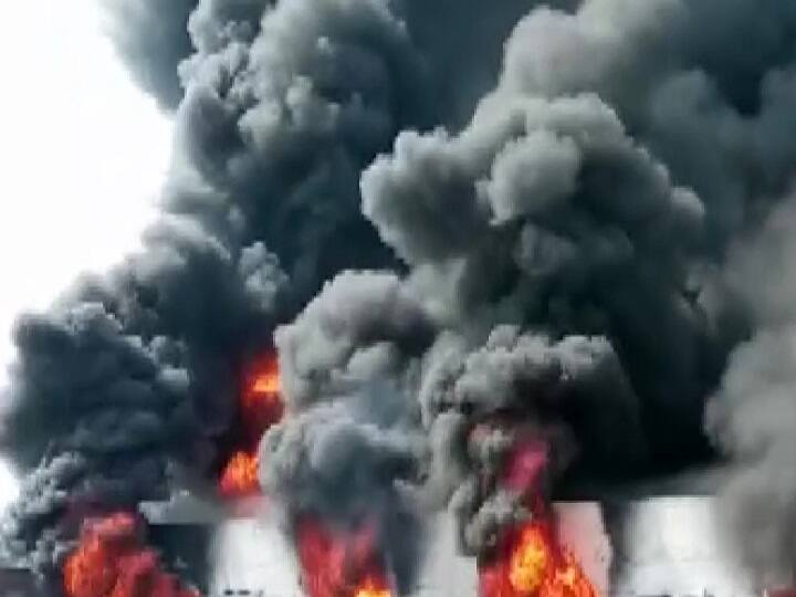 मुरादाबाद: फैक्ट्री में लगी भीषण आग, मौके पर दमकल की 6 गाड़ियां मौजूद moradabad Fire breaks out at wax factory in Katghar area मुरादाबाद: फैक्ट्री में लगी भीषण आग, मौके पर दमकल की 6 गाड़ियां मौजूद