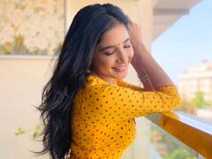 Sakshi Agarwal | மஞ்சக்காட்டு மைனா..நடிகை சாக்ஷி அகர்வாலின் கூல் புகைப்படங்கள்