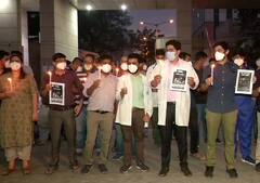 मध्य प्रदेश के जूनियर डॉक्टर्स के समर्थन में दिल्ली में निकाला गया कैंडल मार्च, कई दिनों से कर रहे हैं प्रदर्शन