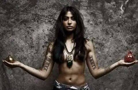 ਬਿੱਗ ਬੌਸ ਤੇ ਰੋਡੀਜ਼ ਫੇਮ ਬਾਨੀ ਜੇ ਨੇ ਆਪਣੇ ਇੱਕ ਟੌਪਲੈਸ ਫੋਟੋਸ਼ੂਟ 'ਚ ਆਪਣੇ ਸਰੀਰ ਦੇ ਸਾਰੇ ਟੈਟੂ ਦਿਖਾਏ।