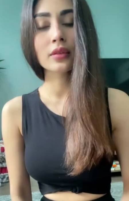 मौनी रॉय ने कोरोना वायरस महामारी के दौरान लोगों को एक-दूसरे के साथ खड़े रहने की अपील की. इस वीडियो में वह ब्लैक टॉप और पैंड में दिखाई दीं.