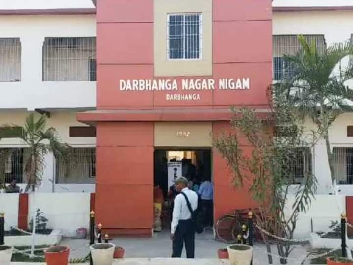 दरभंगाः नगर निगम के अधिकारियों को गोली मारने पहुंचा सफाईकर्मी, पिस्तौल देख टेबल के नीचे छुपे लोग darbhanga Sweeper arrived in nagar nigam office to shoot municipal officials people hide under the table ann दरभंगाः नगर निगम के अधिकारियों को गोली मारने पहुंचा सफाईकर्मी, पिस्तौल देख टेबल के नीचे छुपे लोग