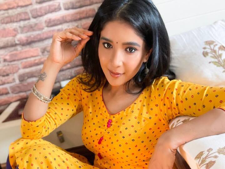 நடிப்பு பள்ளியில் சில வாரங்கள் பயிற்சி பெற்ற சாக்ஷி அகர்வால், ராஜா ராணி திரைப்படம் மூலம் 2013-ஆம் ஆண்டு தமிழ் சினிமாவில் அறிமுகமானார்.
