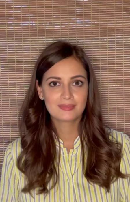 दीया मिर्जा ने फैंस से बात करते वक्त पीले और नील स्ट्रीप वाला शॉर्ट कुर्ता पहने हुए थे. उनके बाल खुले हैं.