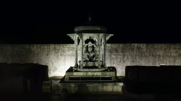 खासदार डॉ. श्रीकांत शिंदे  यांच्या वतीने रायगडावर दररोज अर्पण होत आहेत 5 पुष्पहार