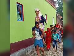 बिहारः आजादी के बाद आज तक इस गांव में नहीं बनी सड़क, कंधे पर बैठकर शादी करने जाते हैं लोग