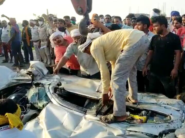 a major road accident in kaimur truck and car clashed three died of one family ann बिहारः कैमूर में भीषण सड़क हादसा, गिट्टी लदा ट्रक कार पर पलटा; एक ही परिवार के 3 लोगों की मौत