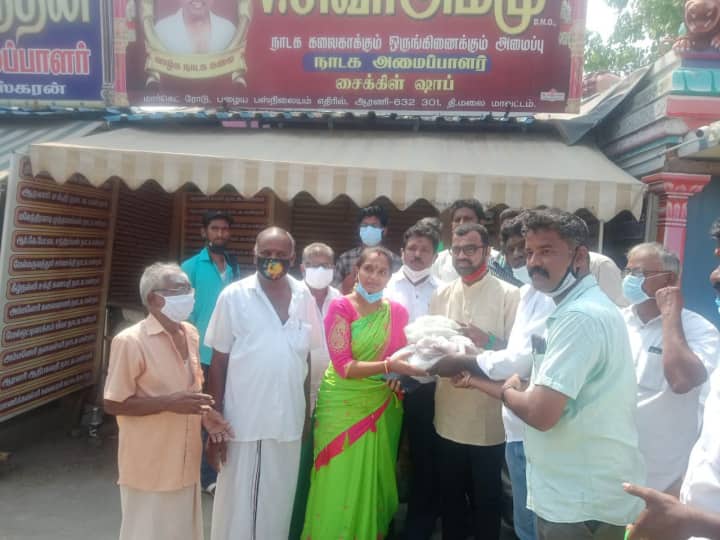 திருவண்ணாமலை | நாடக கலைஞர்களுக்கு நிவாரணப் பொருட்கள் வழங்கிய நடிகர் பூச்சி முருகன், தாடி பாலாஜி Thiruvannamalai Corona Actor Poochi Murugan Dadi Balaji distributed relief items theater artists living in 5 districts திருவண்ணாமலை | நாடக கலைஞர்களுக்கு நிவாரணப் பொருட்கள் வழங்கிய நடிகர் பூச்சி முருகன், தாடி பாலாஜி