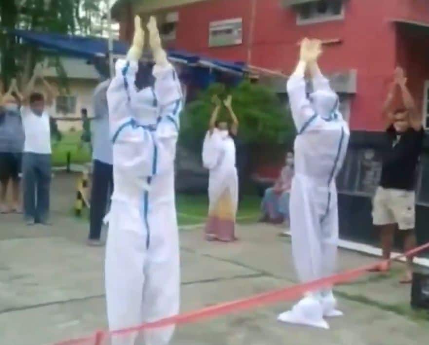 Watch Viral Video: PPE-clad healthcare workers dance to cheer up patients Watch Viral Video: जब पीपीई किट में हेल्थकेयर वर्कर्स ने मरीजों का मूड बदलने के लिए किया डांस