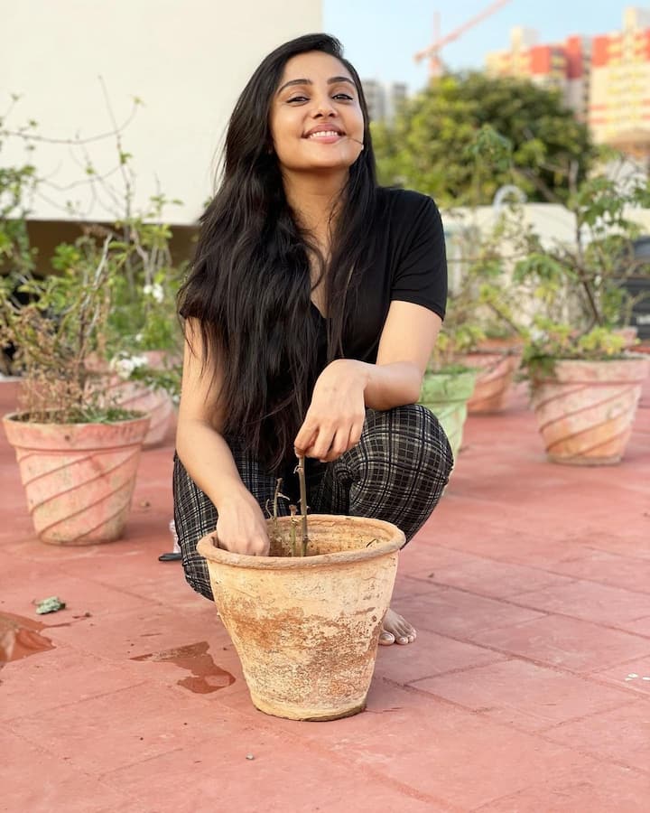 ஒப்பனைகள் ஏதுமற்ற உந்தன் இயல்பும் கற்பனையில் ஆழ்த்துகின்ற கள்ள சிரிப்பும்...