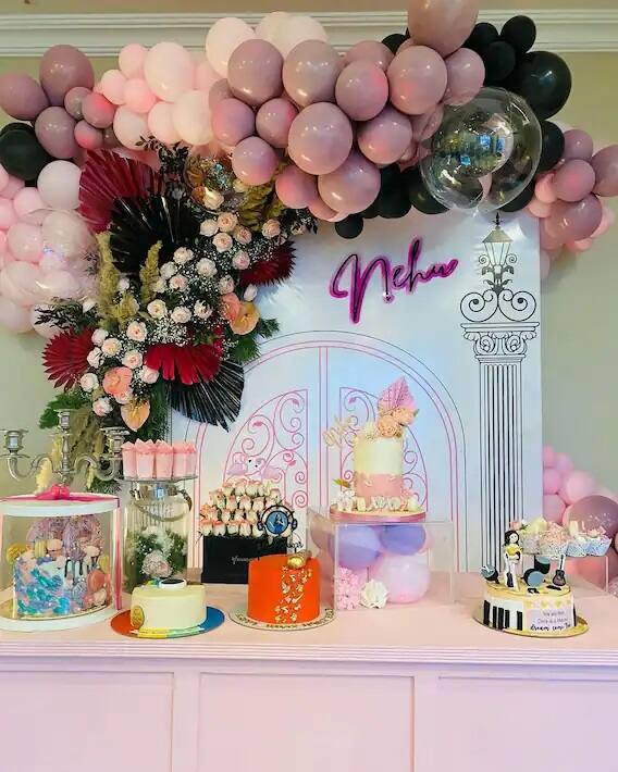 এই বিশেষ দিনে ইনস্টাগ্রামে বেশ কিছু ছবি শেয়ার করেন নেহার স্বামী রোহনপ্রীত। সেখানে দেখা যায়, কীভাবে লকডাউনের মধ্যে নেহার জন্মদিন পালন করেছেন দুজন। মানানসই পোশাকে দুজনকেই ভীষণ সুন্দর দেখাচ্ছিল। ছবি সৌজন্য রোহনপ্রীত সিংহ ইনস্টাগ্রাম