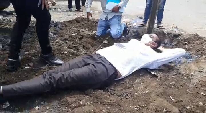 કોંગ્રેસના ધારાસભ્ય અમરીશ ડેર દ્વારા રેલવેનું કામ અટકાવી જે.સીબી આડે સુઈ જતા જોવા મળ્યા હતા. જેસીબી ઉપર ચડાવી દો અને ધરપકડ કરો તેમ પણ કહેતા જોવા મળ્યા હતા. ધારાસભ્ય અમરીશ ડેર દ્વારા રેલવે પોલીસ કેબીન ધારકો પાસે ઉઘરાણી કર્યાનક આક્ષેપ કર્યો હતો.