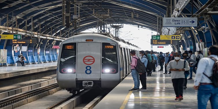 Metro and DTC buses run with 100 Percent seating capacity in Delhi,  people did not get relief ANN दिल्ली में 100 फीसदी सीटिंग क्षमता से चली मेट्रो और डीटीसी बसें, लोगो को नहीं मिली राहत, पहले की तरह ही लगी लाइन 