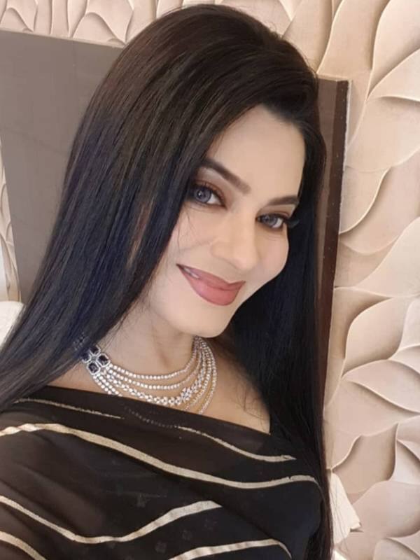 एक्ट्रेस तसनीम शेख नशो में राखी दवे का किरदार निभाती है. उन्होंने सॉफ्टवेयर इंजीनियरिंग में डिग्री हासिल की है. वह आयुर्वेद या नैचरोपैथी में करियर आगे बढ़ाना चाहती थीं.