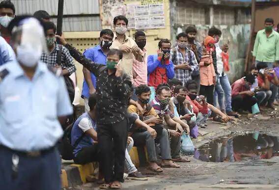 বাসস্টপগুলিতে দেখা গেল ভিড়। বৃহন্মমুম্বই পুরসভার পক্ষ থেকে জানানো হয়েছে, আগামীকাল থেকে সাধারণ যাত্রীদের জন্য বাস পরিষেবা ফের শুরু হবে। বাসের আসন সংখ্যার থেকে বেশি যাত্রী নেওয়া যাবে না। বাধ্যতামূলক মাস্ক পরা। (ছবি-পিটিআই)
