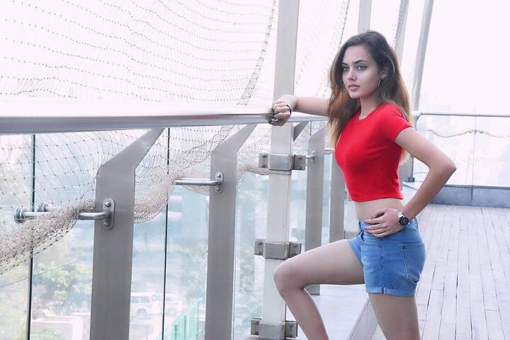 करण मेहरा के साथ अपने अफेयर की खबरों को लेरकर हिमांशी पराशर पिछले कुछ दिनों से ट्रोल हो रही हैं. उन्होंने मामला बढ़ता देख इंस्टाग्राम पर अपना कमेंट सेक्शन भी बंद कर दिया है.