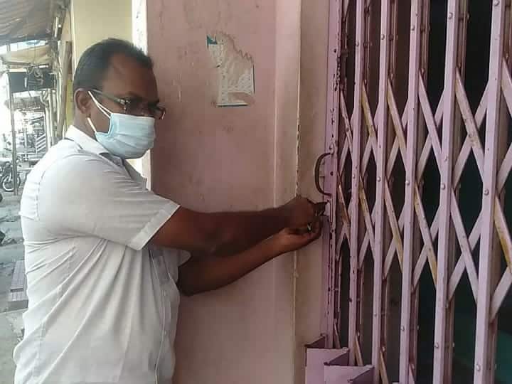 Municipal officials locked the electrical shop and warned கரூர் : எலக்ட்ரிக்கல் கடைக்கு பூட்டு போட்டு எச்சரித்த நகராட்சி அதிகாரிகள்!