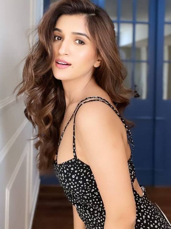 किंजल शाह का किरदार निभाने वाली निधि शाह कॉमर्स में ग्रेजुएट हैं. उन्होंने पोस्ट-ग्रेजुएशन के साथ फैशन डिजाइनिंग का कोर्स भी किया हुआ है.