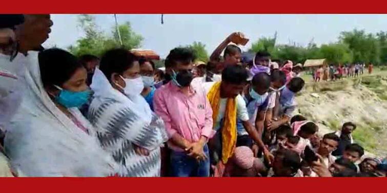 Corruption to prevent erosion, low quality work! Residents complained in front of the minister ভাঙন রুখতে দুর্নীতি,নিম্নমানের কাজ! মন্ত্রীর সামনে অভিযোগে সরব বাসিন্দারা