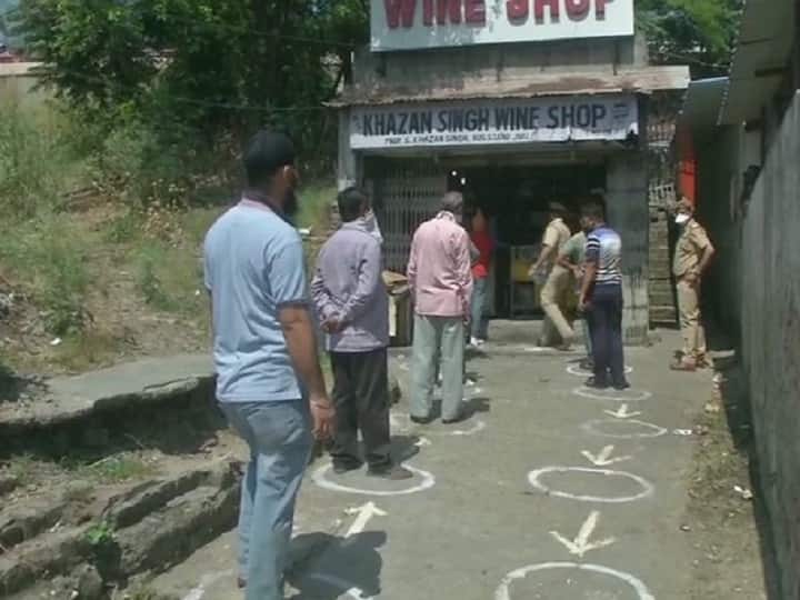 Uttarakhand Covid curfew extended liquor shops now allowed to open for three days ann उत्तराखंड: कोरोना कर्फ्यू के बीच तीन दिन खुलेंगी शराब की दुकानें, जानें- कैसे होगा सोशल डिस्टेंसिंग का पालन 