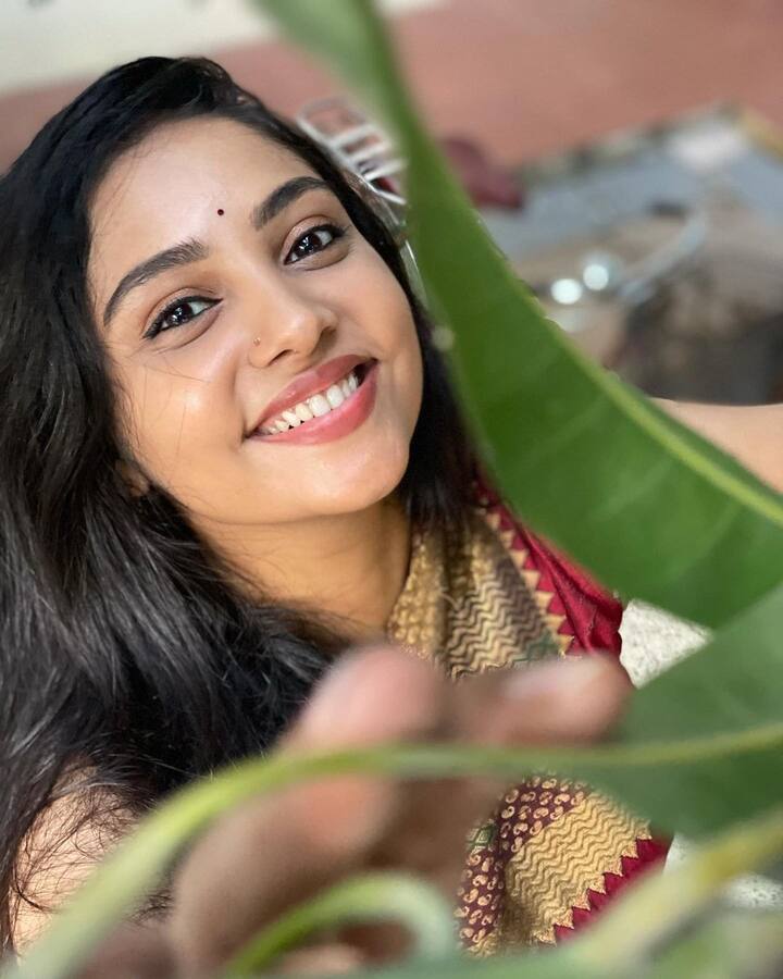 நனையாத நிழலை போலே ஏங்கும் ஏங்கும் காதல்..