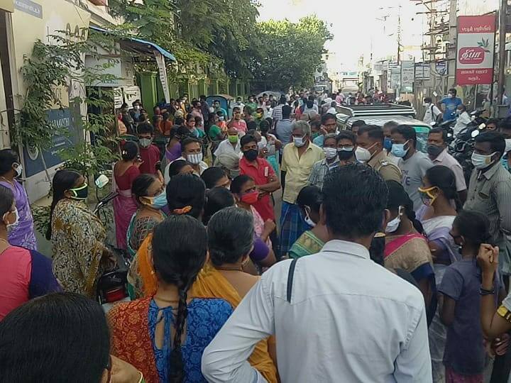 Civilians involved in an argument with police at a vaccination center in Karur டோக்கன் கொடுத்து டேக்ஆப் ஆன அதிகாரிகள்; தடுப்பூசி இல்லாமல் தள்ளுமுள்ளு!