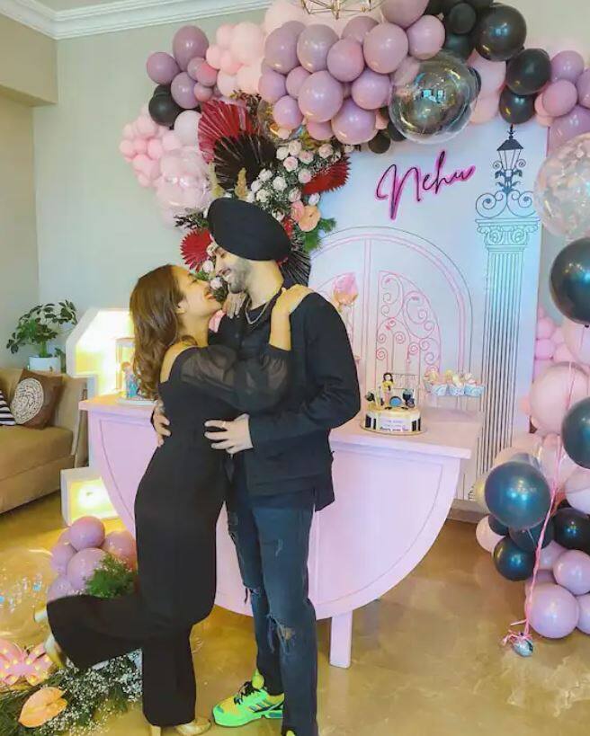 ਇਨ੍ਹਾਂ ਤਸਵੀਰਾਂ 'ਚ ਨੇਹਾ ਤੇ ਰੋਹਨਪ੍ਰੀਤ ਨੇ ਕਾਲੇ ਰੰਗ ਦੇ ਕੱਪੜੇ ਪਾਏ ਹੋਏ ਹਨ ਤੇ ਜਨਮ ਦਿਨ ਦੇ ਥੀਮ ਨੂੰ ਵੀ ਚੰਗੀ ਤਰ੍ਹਾਂ ਪਲਾਨ ਕੀਤਾ ਹੈ।