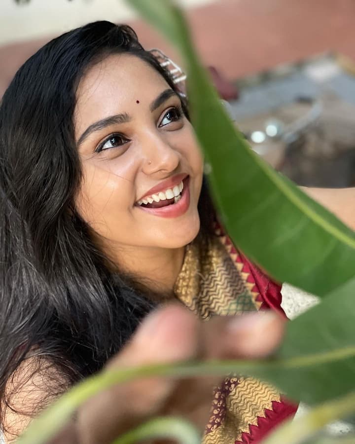 முத்தம் என்னும் கம்பளியை ஏந்தி வந்தே உன் இதழும் என் இதழும் போர்த்தி விடும்