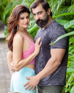 In Pics: Pooja Batra ने पति Nawab Shah के साथ शेयर की बेहद बोल्ड तस्वीरें, फैंस को पसंद आ रही उनकी केमिस्ट्री