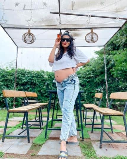 The actress who has entered third trimester can be seen posing in a jeans with a white crop top and sunglasses. She has kept the jeans button open and jokingly shared how closing the button is a challenge during pregnancy. The actress captioned the picture as ‘Happy Sunday”. [pic credit: Instagram/Kishwer Merchantt]